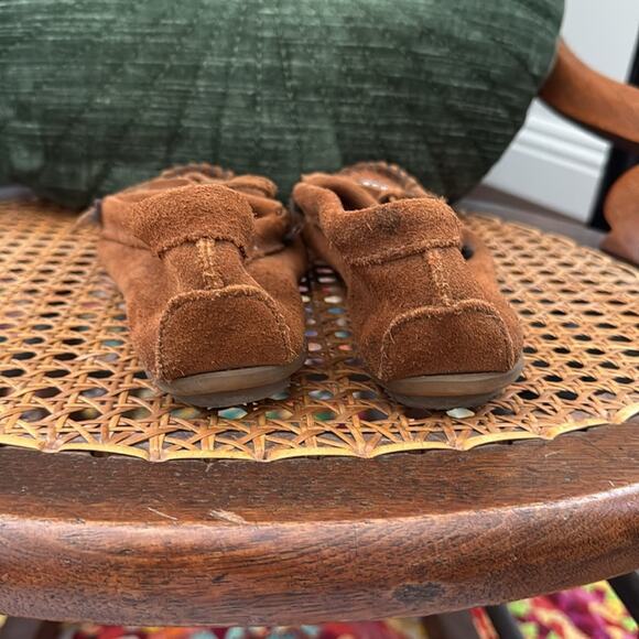 Minnetonka Tobacco Suede Peace Moc Loafer Flat Shoe - Picture 4 of 7